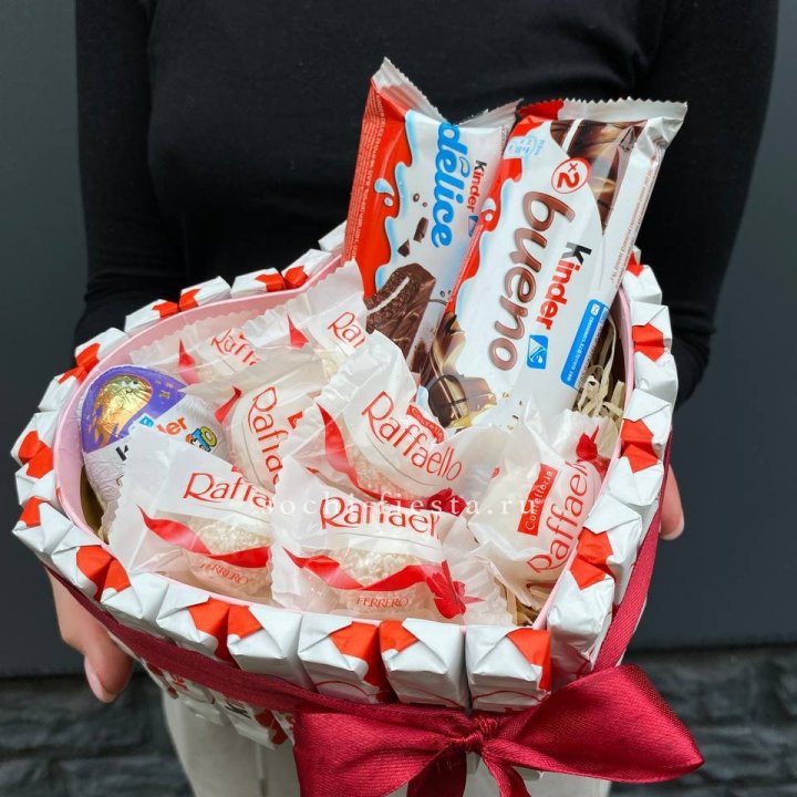 Подарочный набор сердце с Киндерами и Рафаэлло с доставкой в Сочи