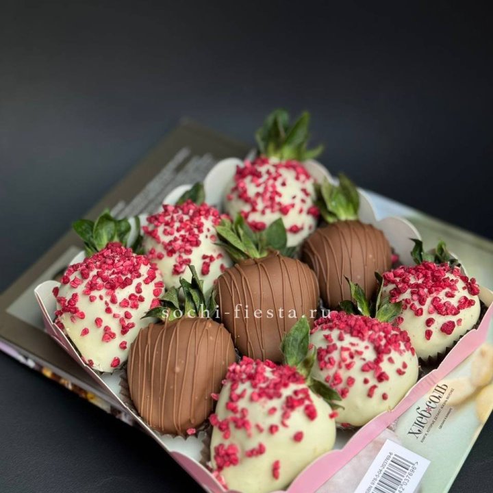 Клубника в шоколаде 9 ягод №2 с доставкой в Сочи