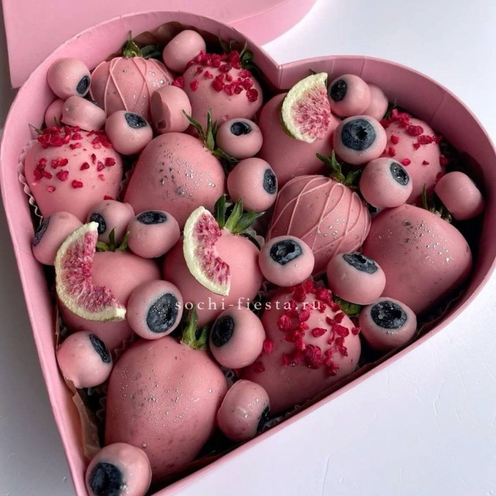 Клубника в шоколаде Сердце в Сочи