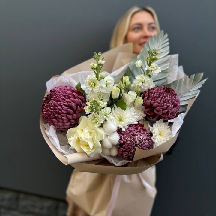 Хризантемы с маттиолой розами эустомой Чика в Сочи