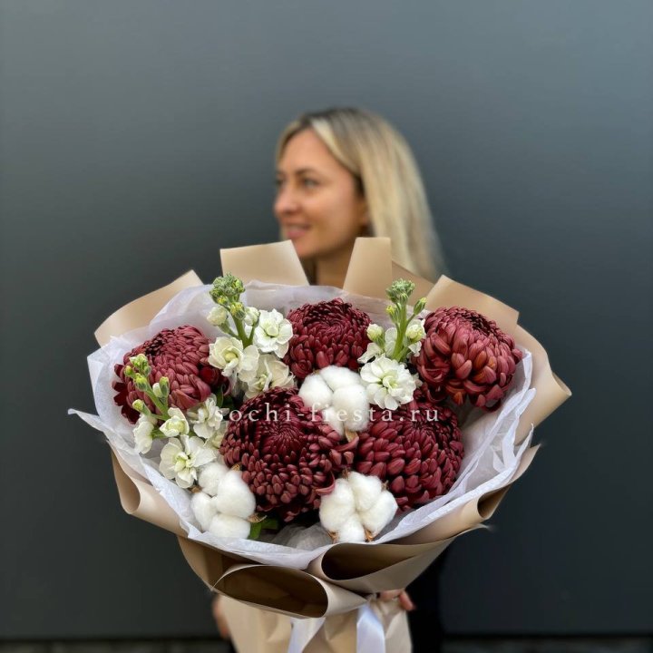 Хризантемы с маттиолой в Сочи