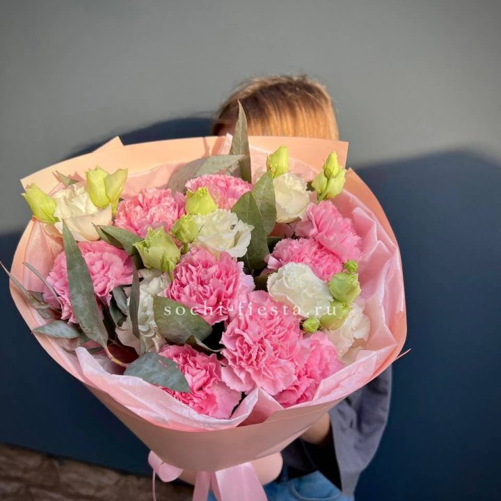 Букет гвоздик и  эустом "Siri" в Сочи