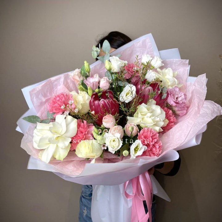 Букет с протеей, розами Элеонора в Сочи