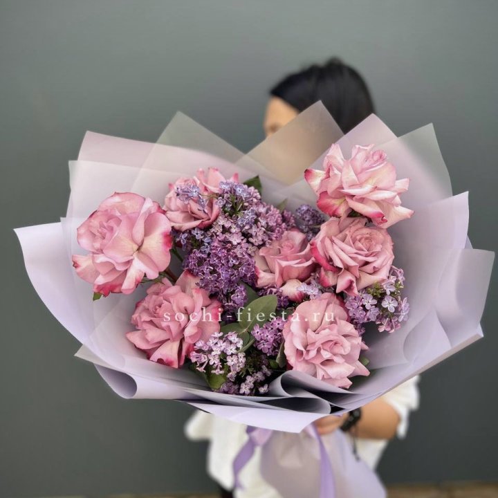 Букет из розовых роз и сирени в Сочи