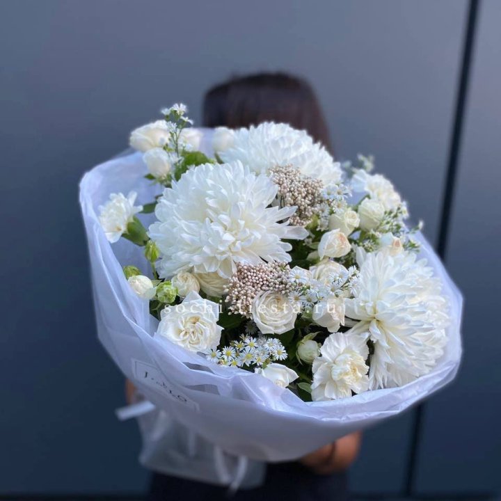 Букет хризантем и роз White snow в Сочи