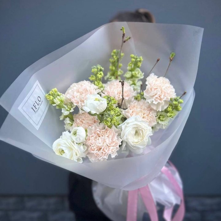 Букет маттиолы и ранункулюсов  в Сочи