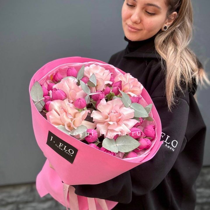 Букет французских и пионовидных роз "Ламиносо" в Сочи