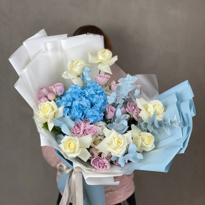 Дизайнерский букет "Блю скайфорт" в Сочи