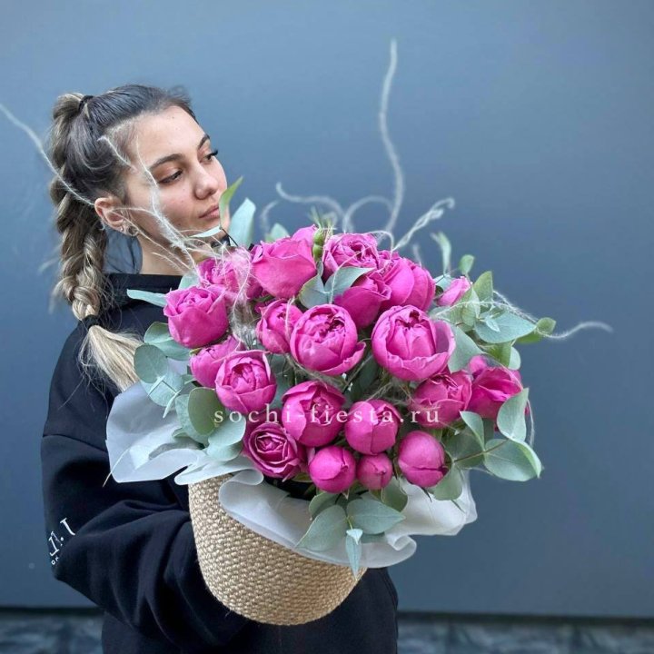 Пионовидные розы  в джутовом кашпо  в Сочи