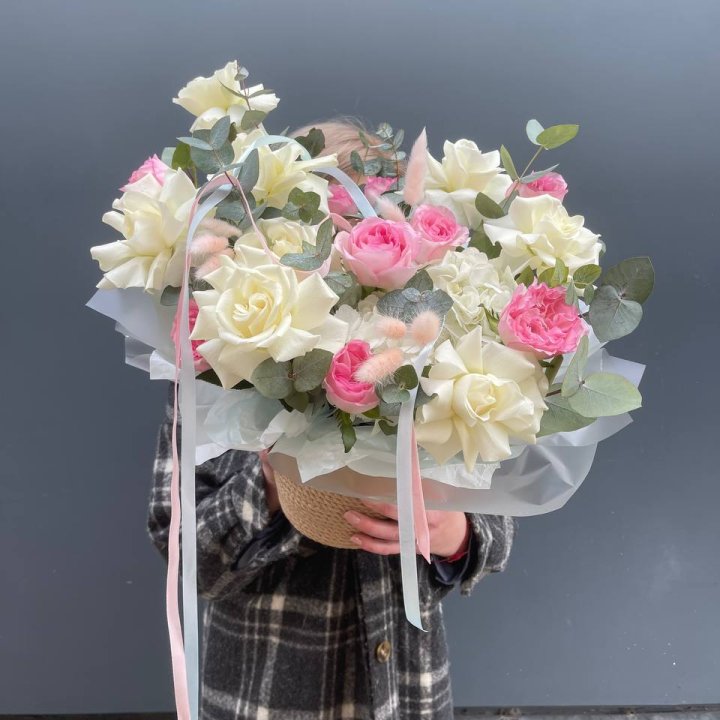 Кашпо с розами в Сочи