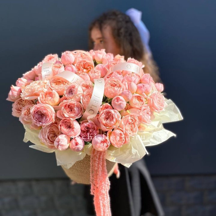 Кустовые розы Джульетта в джутовом кашпо в Сочи