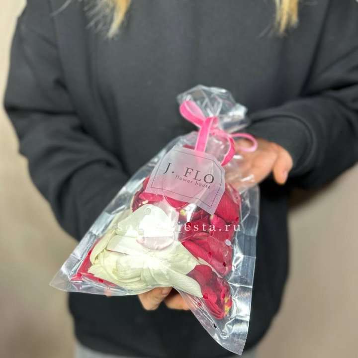 Лепестки роз в Сочи