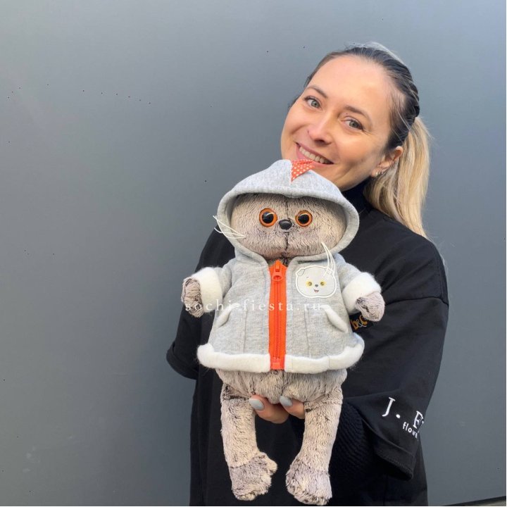 Кот Басик в толстовке в Сочи