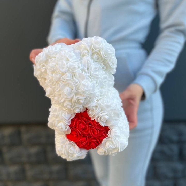 Медведь с красным седцем в Сочи