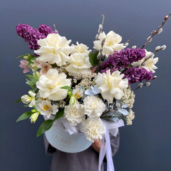 Цветочный бокс Французских роз и Сирени в Сочи