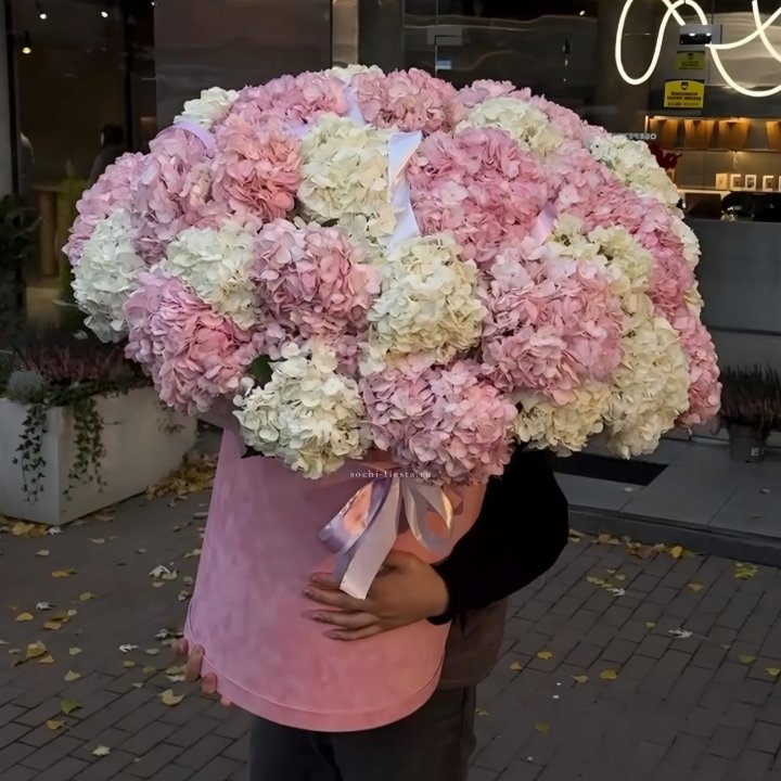 Дизайнерский цилиндр с гортензиями  в Сочи