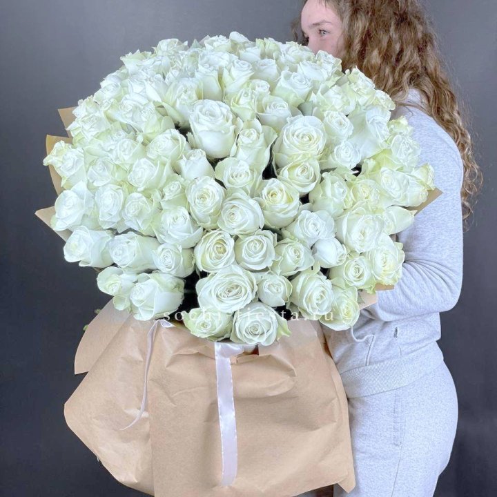 101 белая высокая импортная роза в Сочи
