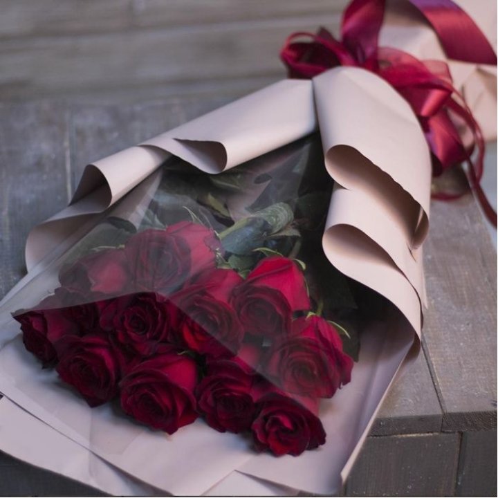 11 голландских роз в оформлении в Сочи