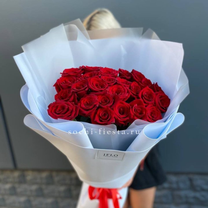 25 высоких роз  в Сочи