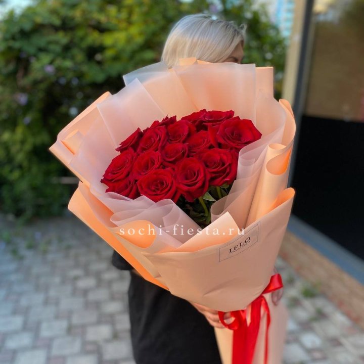 15 голландских роз в оформлении в Сочи