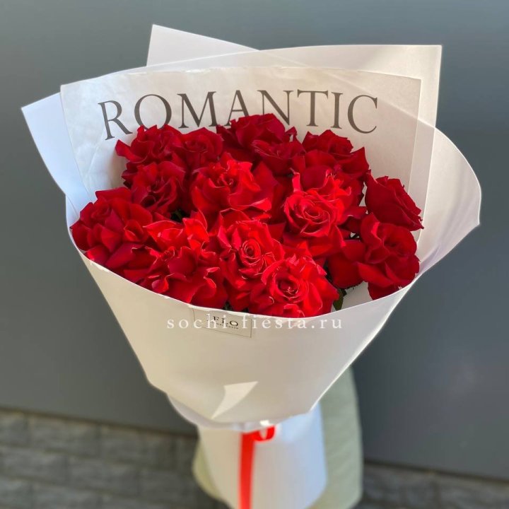 19 высоких роз в оформлении в Сочи