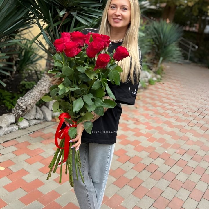 15 высоких красных роз в Сочи