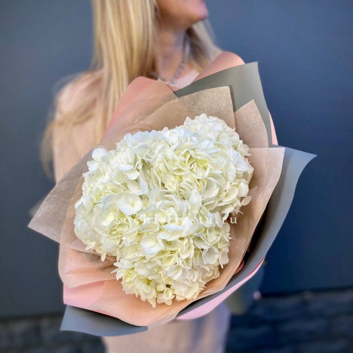 Букет из трёх белых гортензий в Сочи