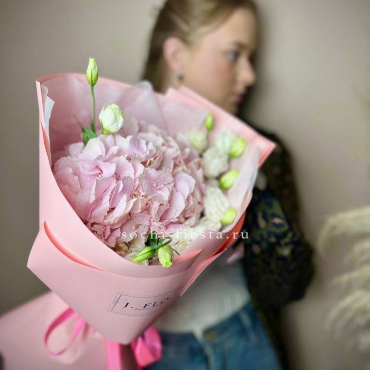 Букет с гортензией №2 в Сочи