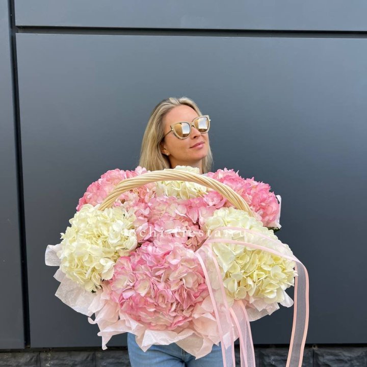 7 гортензий в корзине с доставкой в Сочи