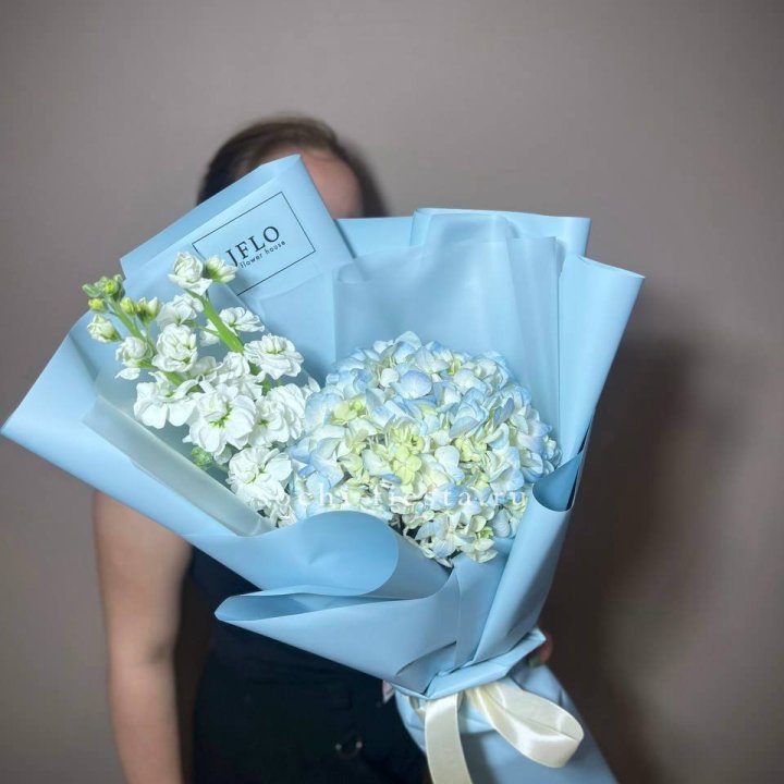 Гортензия Blue с маттиолой в Сочи