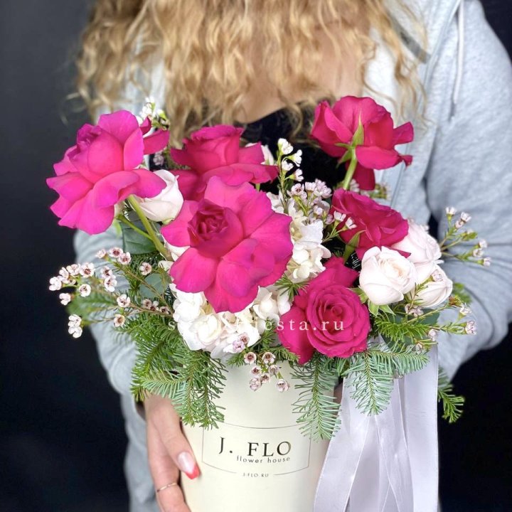 Новогодняя композиция в коробке пинк розе в Сочи