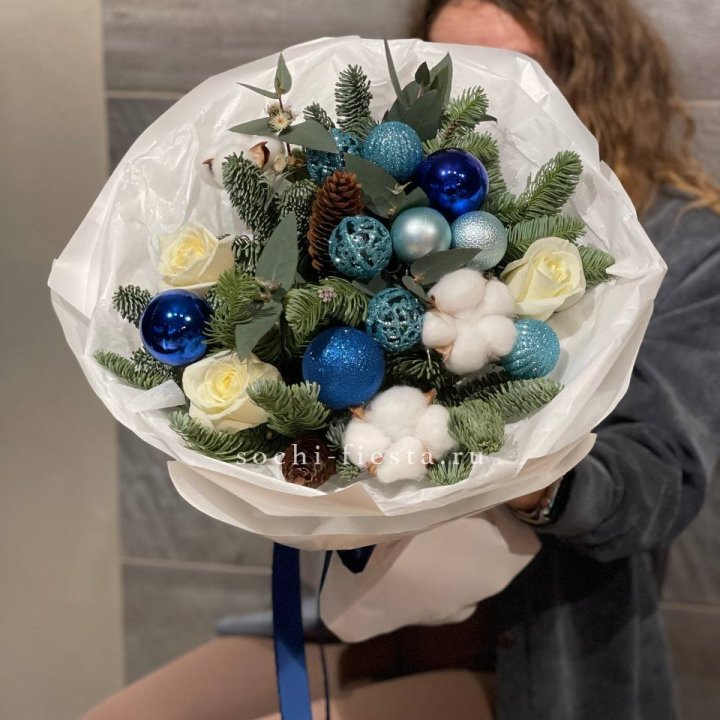 Новогодний букет "Синий иней" в Сочи