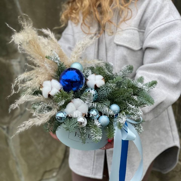 Новогодняя композиция в коробке блю в Сочи