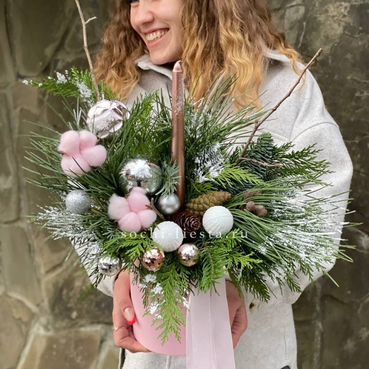 Новогодняя композиция в коробке пинк в Сочи