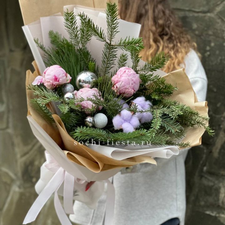 Новогодний букет с пионами  в Сочи
