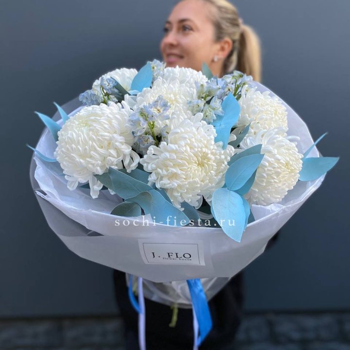 Букет хризантем Бигуди и дельфиниума  в Сочи