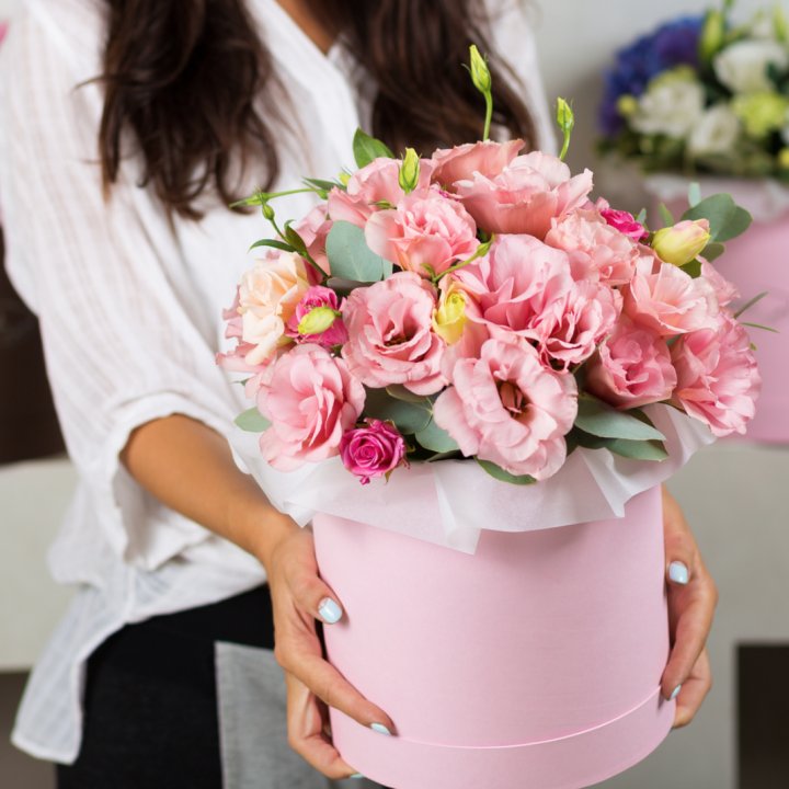 Эустома в шляпной коробке в Сочи