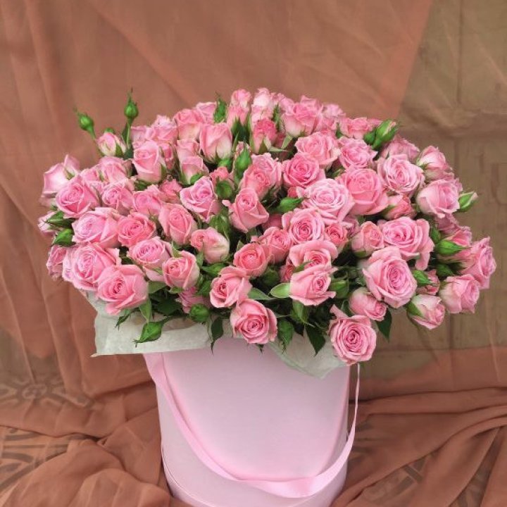 Кустовые розы в коробке в Сочи