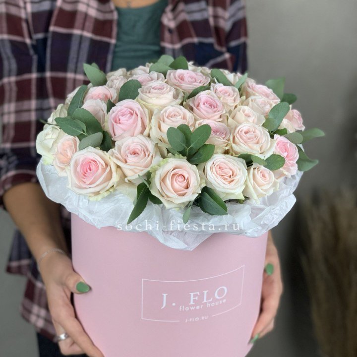 35 розовых роз в цилиндре в Сочи