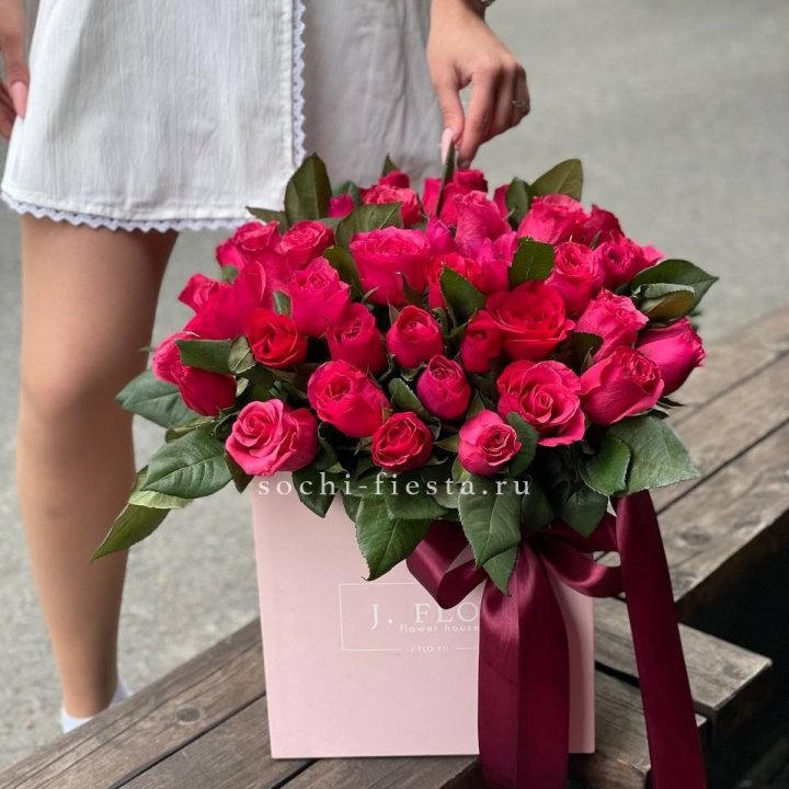 55 алых роз в кубе в Сочи
