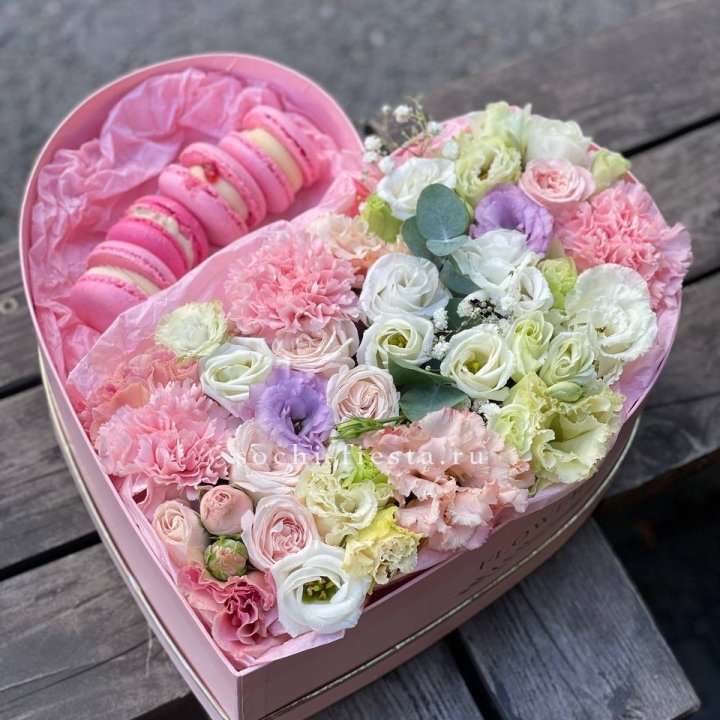 Бокс-сердце с макарон "Pink" в Сочи