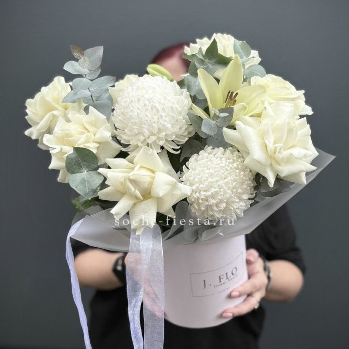 Цветы в шляпной коробке  в Сочи