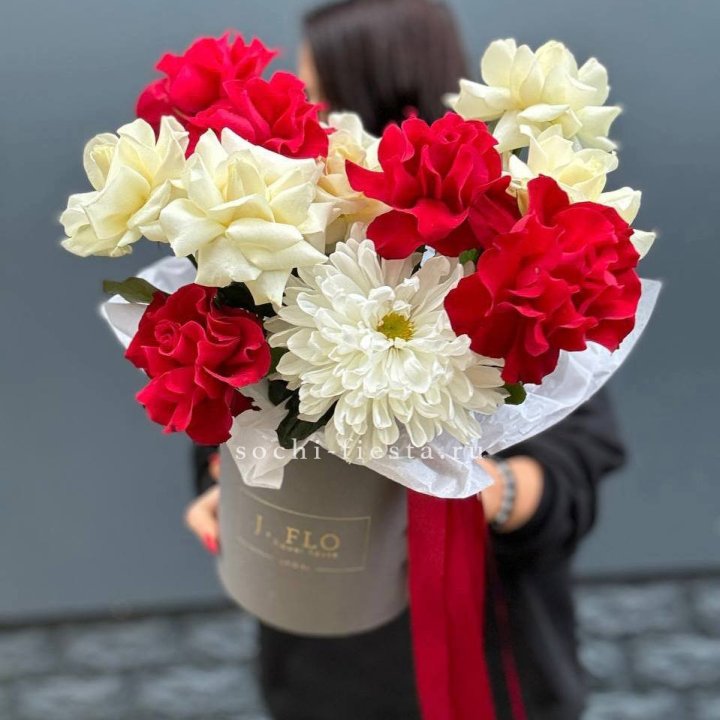 Французские розы с хризантемой в боксе в Сочи