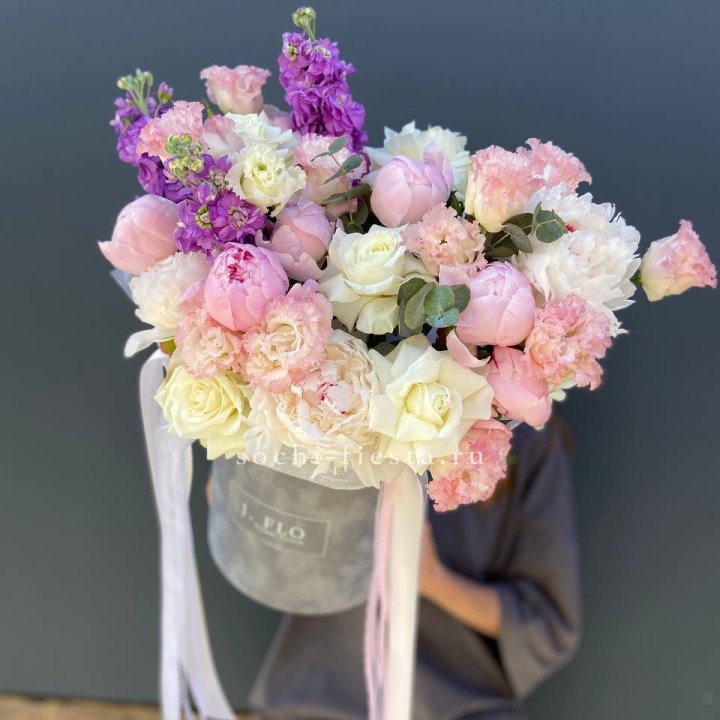 Дизайнерский цилиндр с пионами "Ривьера" в Сочи