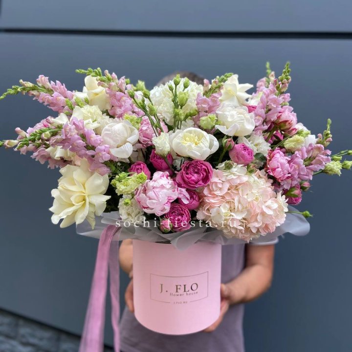 Дизайнерский цилиндр с пионами "Саманта" в Сочи