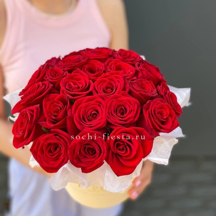 Красные розы в цилиндре в Сочи