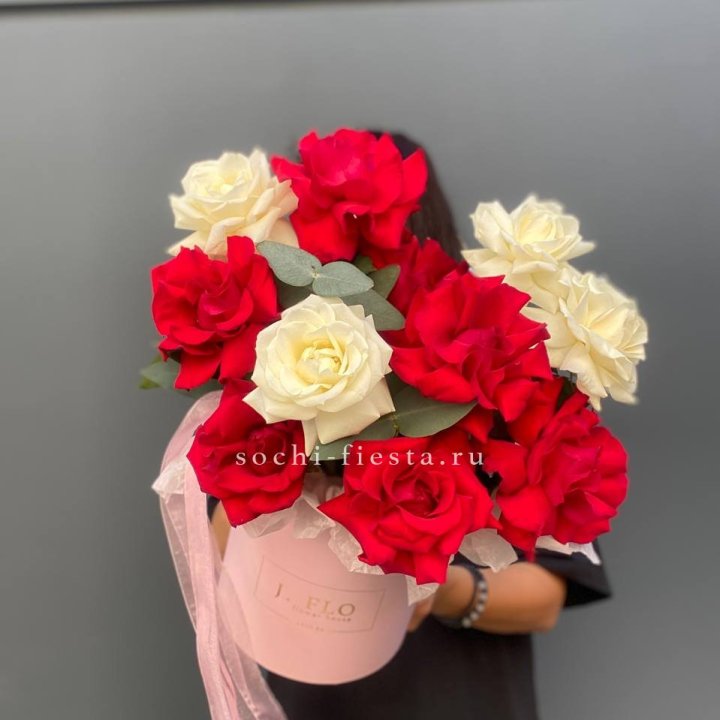 13 Французских роз в боксе в Сочи