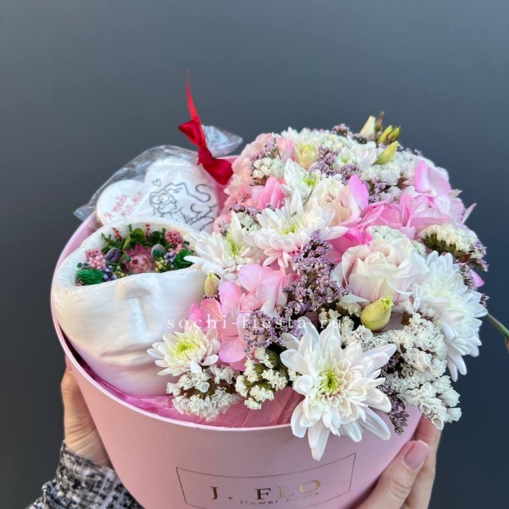 Цветы и свеча в коробке в Сочи