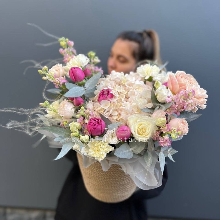 Цветочная композиция в джутовом боксе  в Сочи