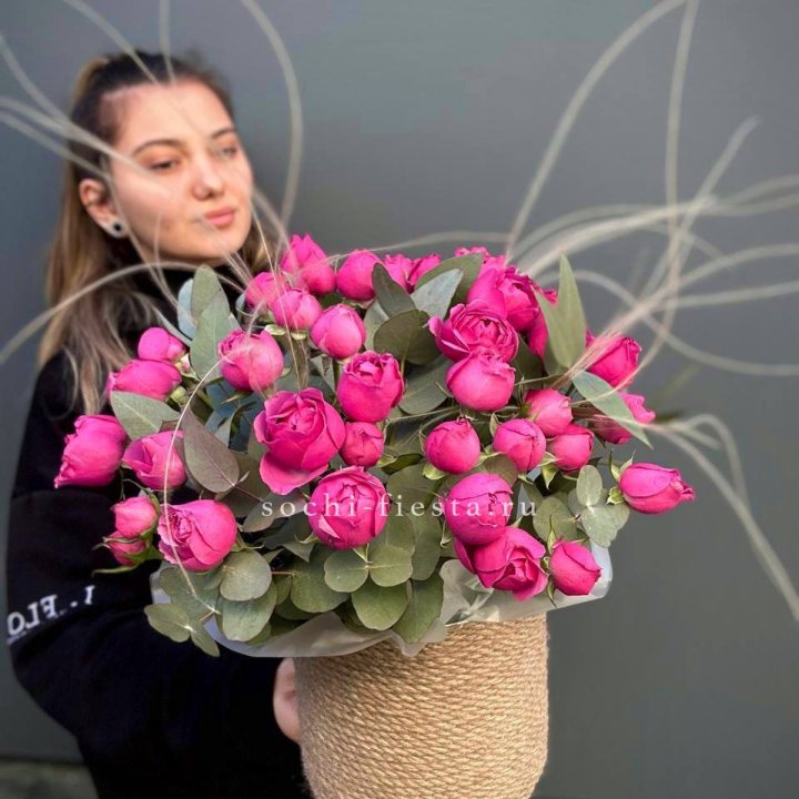 Пионовидные розы Мисти Бабблс в джутовом кашпо в Сочи